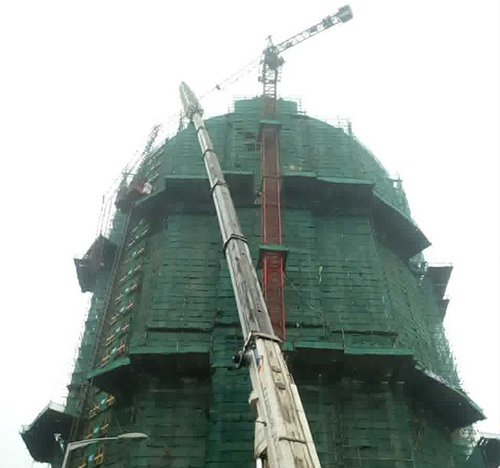 红原吊车在工地上作业